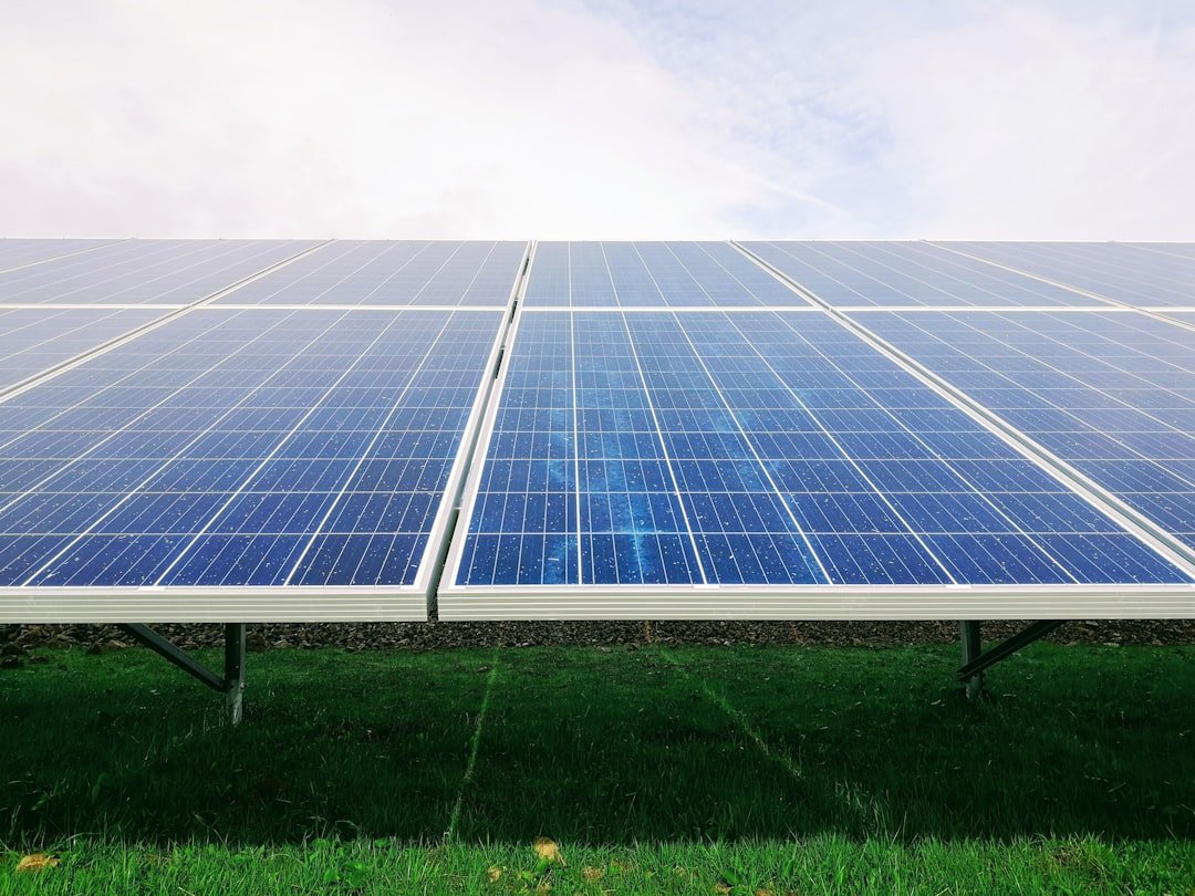 white-and-blue-solar-panel-system-h0xg4s6nfg